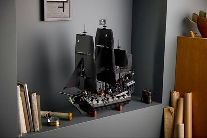 LEGO® Icons Pirates of the Caribbean - Het Piratenschip van Kapitein Jack Sparrow - 10365
