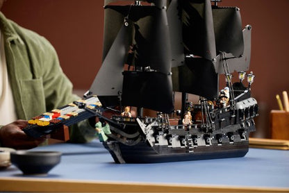 LEGO® Icons Pirates of the Caribbean - Het Piratenschip van Kapitein Jack Sparrow - 10365