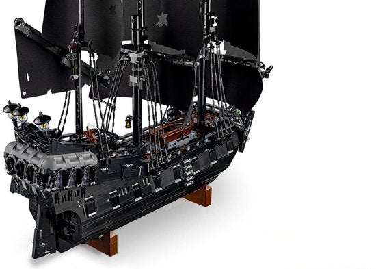 LEGO® Icons Pirates of the Caribbean - Het Piratenschip van Kapitein Jack Sparrow - 10365