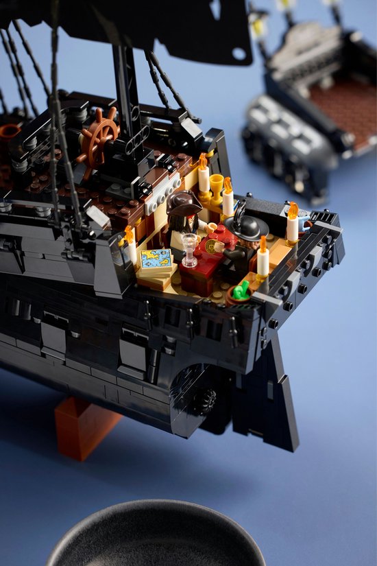 LEGO® Icons Pirates of the Caribbean - Het Piratenschip van Kapitein Jack Sparrow - 10365