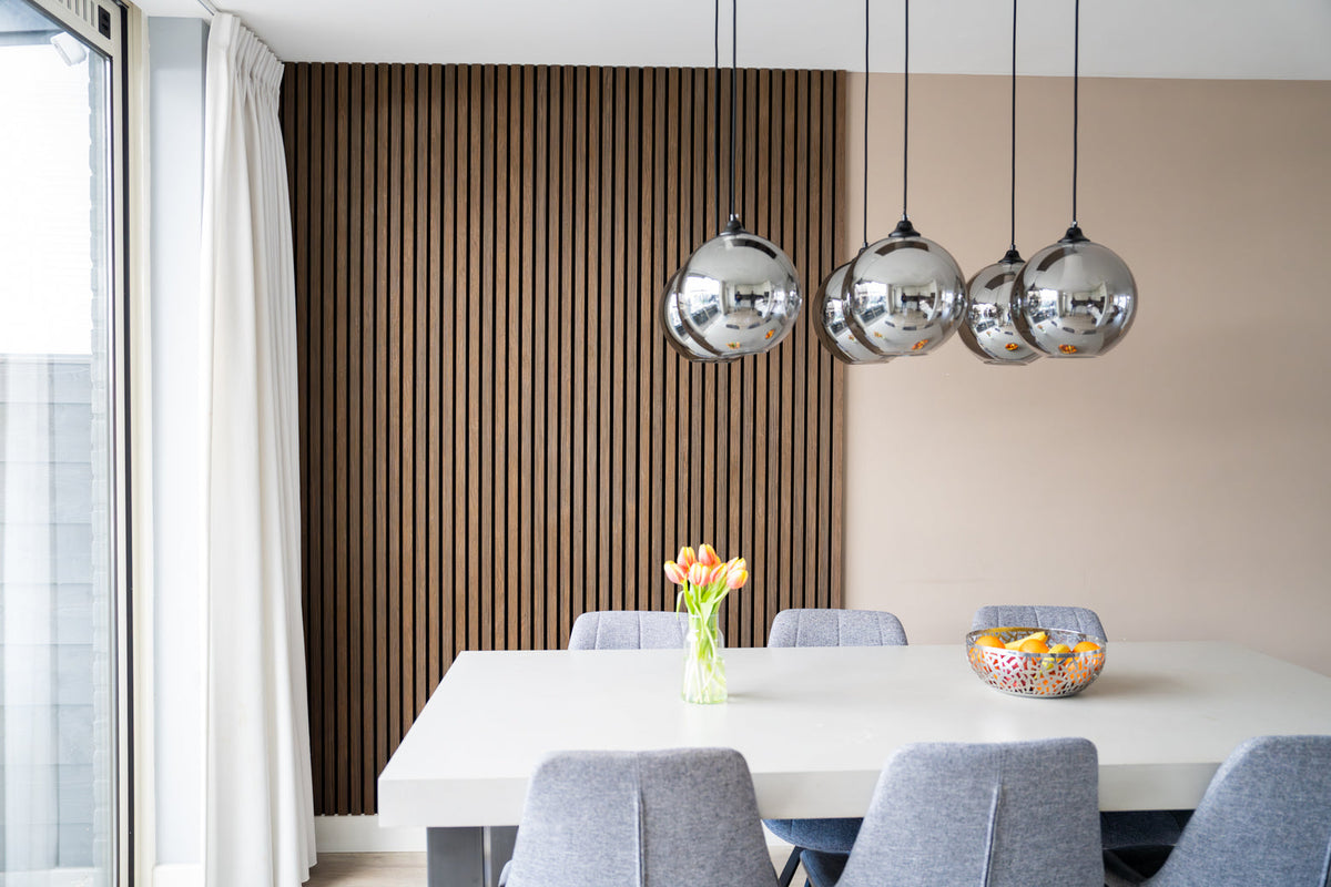Akustikpanel i røget eg – 270 × 60 cm, ægte træfiner