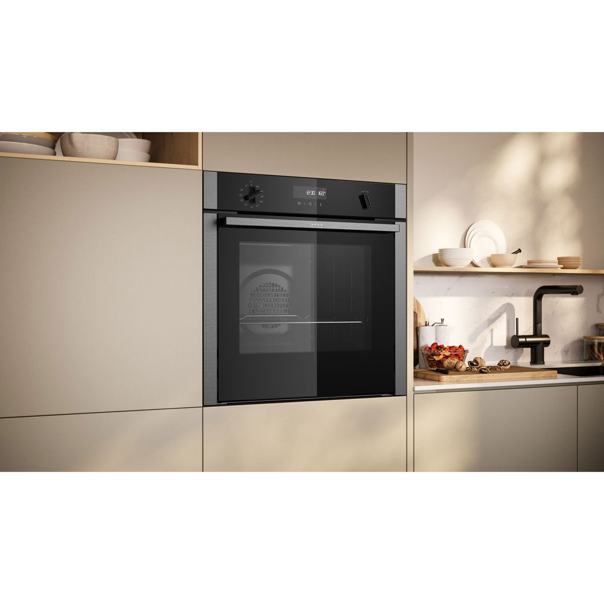 B6ACH7AN7B_SS - Oven in kitchen shot